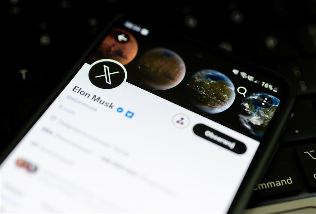 Ein X-Logo ist auf dem Konto von Twitter-Besitzer Musk auf einem Smartphone zu sehen.