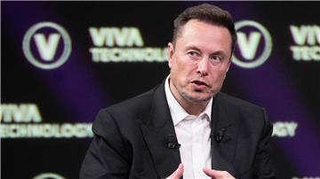 Elon Musk kaufte Twitter im Oktober 2022 und benannte die Plattform inzwischen in X um.