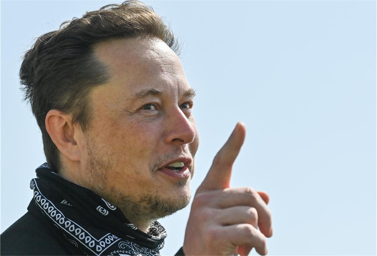 Musk hält sich an Twitter-Votum und verkauft weiter Tesla-Aktien Elon Musk, Tesla-Chef, steht bei einem Pressetermin auf dem Gelände der Tesla Gigafactory.