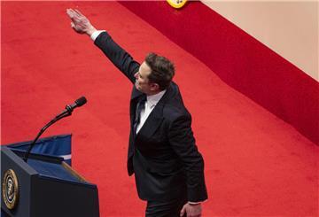 Elon Musk grüßt die Menge bei einer Indoor-Parade zur Amtseinführung von Präsident Trump.