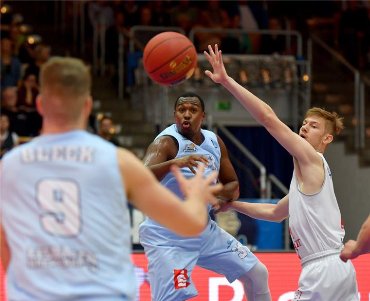 Die Eisbären legen einen gelungenen Saisonstart hin Elston Turner (Mitte) und Fabian Bleck (links) feierten mit den Eisbären einen Auftaktsieg in der BBL.