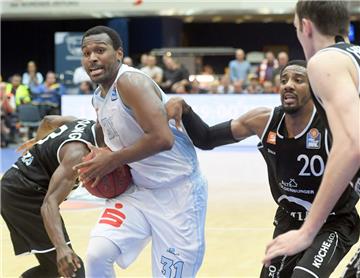 Elston Turner (Zweiter von links) tankt sich gegen drei Gegenspieler durch. So geht es auch den Eisbären, die im Kampf um den Klassenerhalt drei Konkurrenten haben.