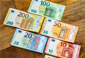 Geldscheine liegen auf einem Holztisch. Eltern haben Anspruch auf Kindergeld, bis ihr Nachwuchs das 18. Lebensjahr vollendet hat. Doch unter bestimmten Voraussetzungen können sie weiter Kindergeld beziehen.