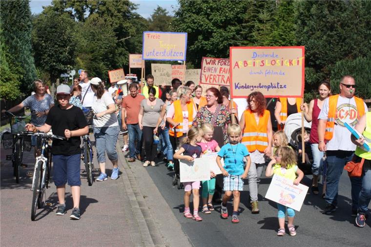 Demo in Bokel: Kinder und Eltern setzen sich für Kita Wurzelzwerge ein Eltern, Kinder, Ehemalige und Mitarbeiterinnen ziehen durch Bokel mit einer klaren Botschaft: Die private Kita Wurzelzwerge soll erhalten bleiben und die Gemeinde einen besseren Vertrag anbieten. Foto Gehrke