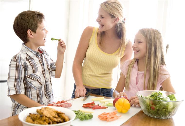 Kinder spielerisch für gesundes Essen begeistern Familie kocht
