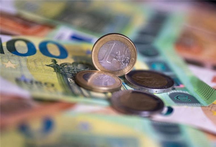 Mehr als nur Kindergeld! Diese Zuschüsse sollten Eltern unbedingt kennen Geldscheine und Münzen liegen auf einem Tisch. Bis zu 1000 Euro pro Kind? Kindergeld, Kinderzuschlag und Wohngeld machen es möglich.