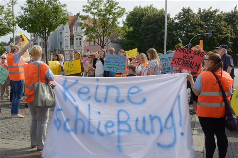 Eltern und Mitarbeiter  haben Anfang der Woche gegen die Krippen-Schließung demonstriert. 