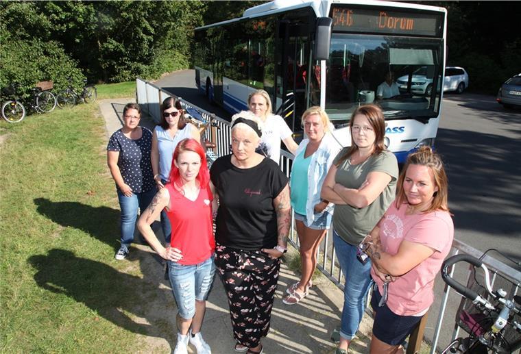 Tägliches Bus-Drama in Nordholz: Eltern schlagen Alarm Mütter stehen an einer Bushaltestelle.