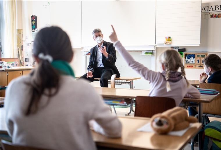 Kinder-Impfungen: Sicherheit hat Vorrang Elternvertreterinnen und Kinderärz hoffen, dass durch die geplanten Corona-Impfungenmehr Normalität in den Schulbetrieb einkehrt.