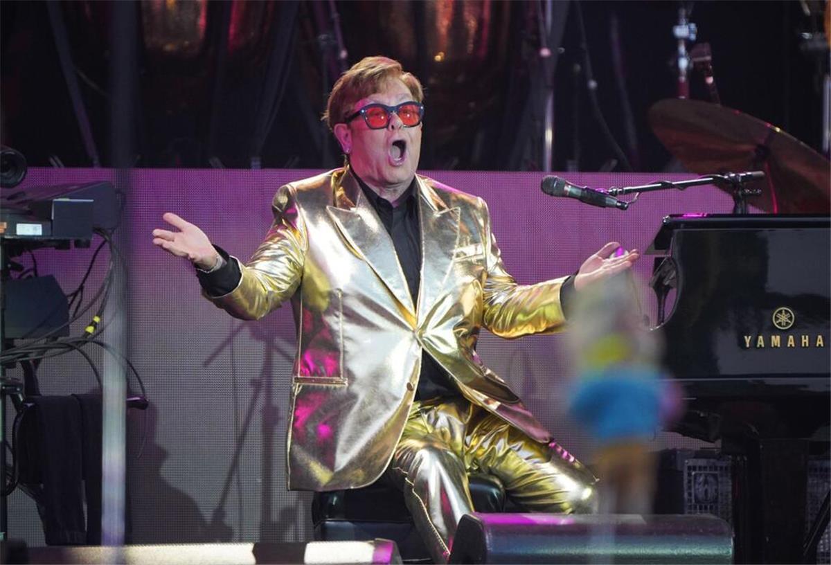 Elton John bei seinem Auftritt auf der Pyramid Stage des Glastonbury Festivals in Worthy Farm in Somerset. Der britische Popstar Elton John versteigert Teile seiner privaten Kunstsammlung.