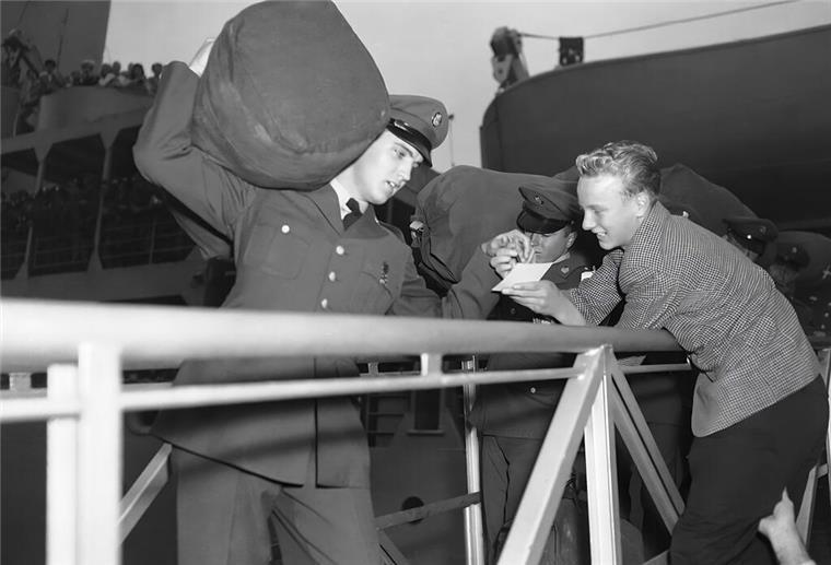 Letzte Open-Ship-Tage: Elvis-Presley-Zeitzeuge spricht im Theater in Bremerhaven Schwarzweißfoto Elvis