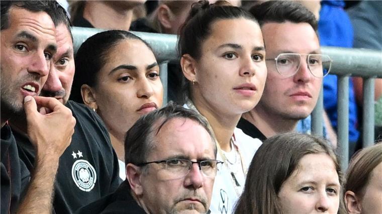 EM-Wackelkandidatin Lena Oberdorf als Zuschauerin 