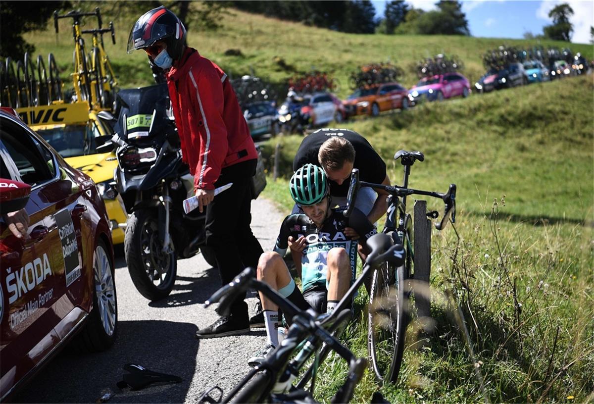 Stürze überschatten Radsport: Buchmann im Krankenhaus Emanuel Buchmann aus Deutschland vom Team von Bora-hansgrohe liegt nach einem Unfall im französischen Megève neben der Strecke. Der Radprofi stürzte nach Angaben der Organisatoren der UCI World Tour auf einer Abfahrt nach 29 Kilometern.