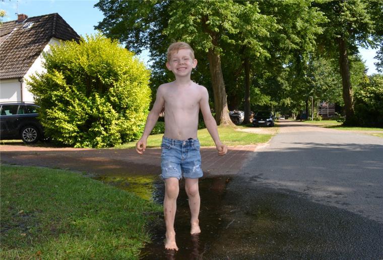 Emil aus Lunestedt
erobert jetzt die Welt Emil freut sich des Lebens. Der Sechsjährige aus Lunestedt kommt Ende August in die Schule. Foto Hansen