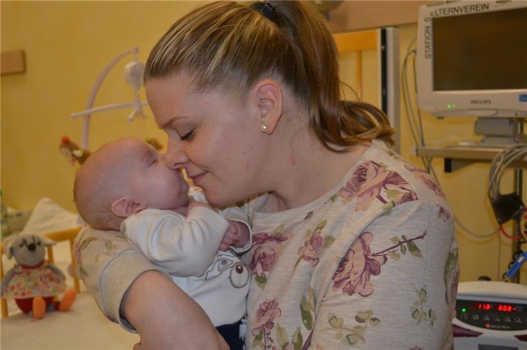 Emil könnte bald  gesund sein: Das hofft Mutter Jessica Anton. Drei Spender fanden sich in der weltweiten Knochenmarkspenderdatei. Foto  Hansen