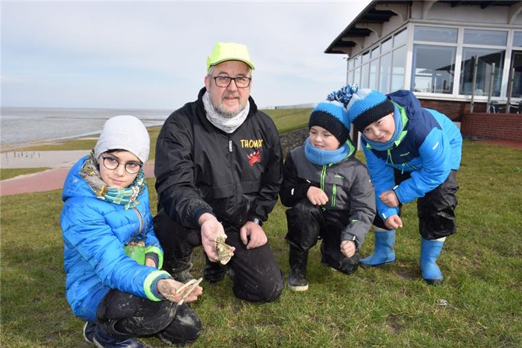 Neuer Wattführer in Eckwarderhörne bringt frischen Wind Emilio (9) aus Lübeck erkundete mit dem Wattführer mit Thomas Büsing in Eckwarderhörne das Weltkulturerbe und sammelte gemeinsam mit den Brüdern Konstantin (8) und Maksimilian (7, von links) aus Erlangen Muscheln und Knochen.