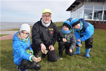 Emilio (9) aus Lübeck erkundete mit dem Wattführer mit Thomas Büsing in Eckwarderhörne das Weltkulturerbe und sammelte gemeinsam mit den Brüdern Konstantin (8) und Maksimilian (7, von links) aus Erlangen Muscheln und Knochen.