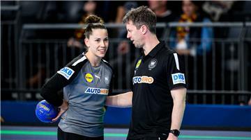 Emily Bölk (l) ist zurück im Kreis der Handball-Nationalmannschaft.