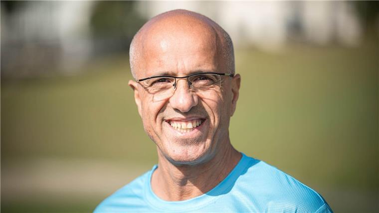 Emin da Silva hat im vorigen Jahr den Zehn-Kilometer-Lauf beim Bremer Marathon rückwärts auf beiden Beinen gleichzeitig hüpfend zurückgelegt. 