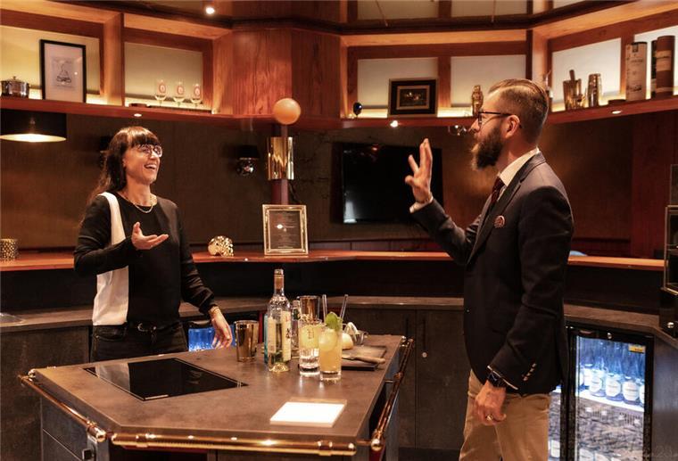 Cocktailabend in der KARMA KITCHEN Emina und Martin Seiffert werfen sich eine Orange zu