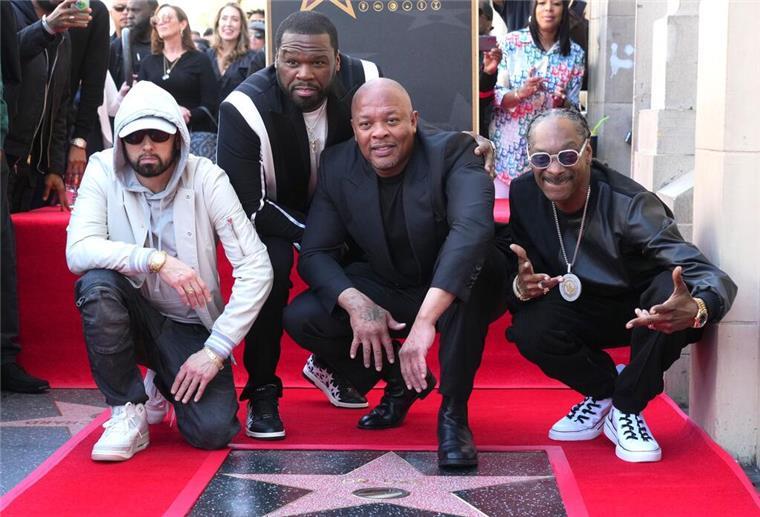 US-Rapper Dr. Dre mit Stern auf „Walk of Fame“ verewigt Eminem (l-r), 50 Cent, Dr. Dre und Snoop Dogg nehmen an der Zeremonie teil, bei der Dr. Dre mit einem Stern auf dem Hollywood Walk of Fame geehrt wird.