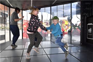 Emma (8, links) und Jonas (5), im Dance Cube beim Seestadtfest in Bremerhaven. D...