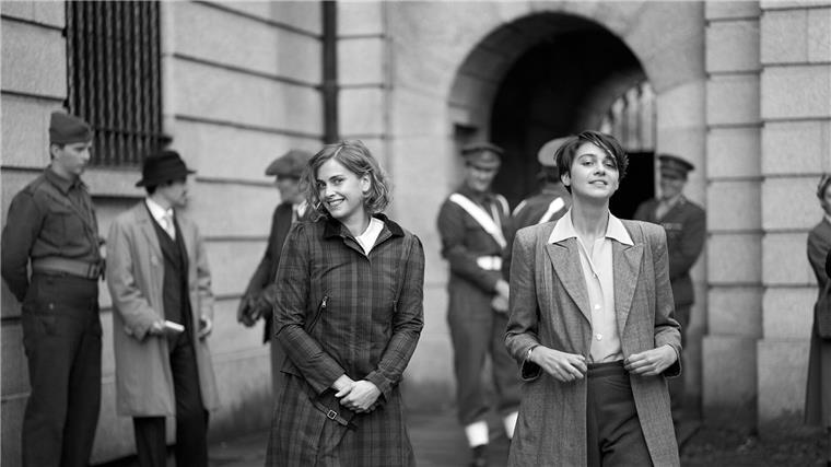 Die Filmstarts der Woche Emma Appleton (r) als Thomasina und Stefanie Martini als Martha in einer Szene des Films „Lola“.