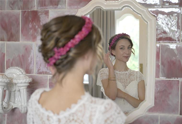 Emma aus Cuxhaven heiratete einen Fremden - und ist schon wieder Single Emma aus Cuxhaven steht vor ihrer Hochzeit im Brautkleid vor dem Spiegel. Sie heiratete einen Fremden, doch nun ist sie wieder Single.
