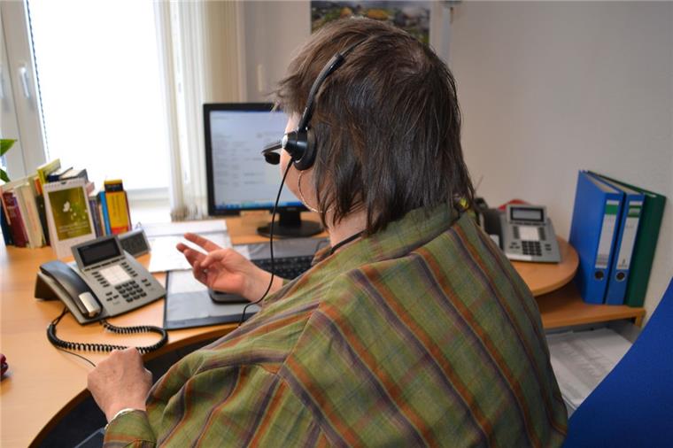 Emma ist eine von 13 Bremerhavenern, die sich ehrenamtlich für die Telefonseelsorge Elbe-Weser engagieren. Emma heißt in Wahrheit anders. So wie ihre Anrufer will auch sie unerkannt bleiben. Denn: Anonymität ist einer der Grundpfeiler der Telefonseelsorge.