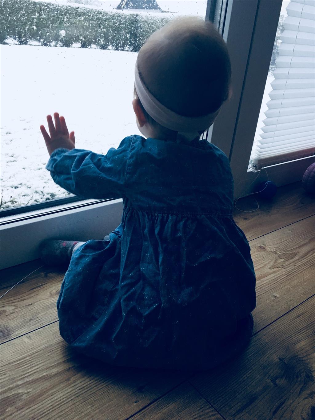 Emma ist vom Schnee fasziniert. Foto Braun