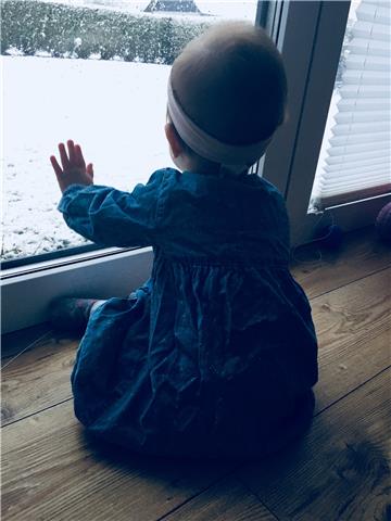 Emma ist vom Schnee fasziniert. Foto Braun