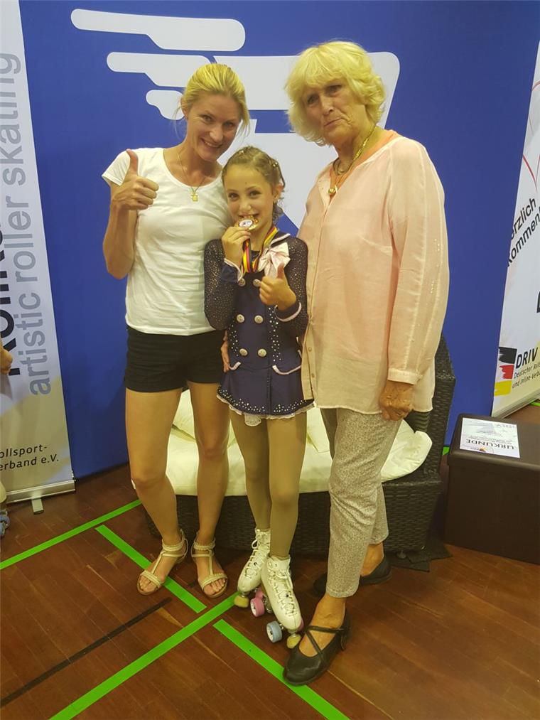 Bremerhaven: 80. Goldmedaille am 80. Geburtstag Emma Luisa Meyer holte zur Freude ihrer Trainerinnen Constance Hoßfeld-Seedorf (links) und Astrid Hoßfeld-Bader Gold. Foto: Hoßfeld