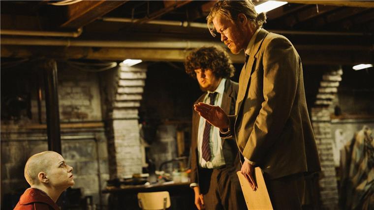 Emma Stone im Keller der Paranoia: Neuer Kinofilm „Bugonia“ Emma Stone (l-r) als Michelle, Aidan Delbis als Don und Jesse Plemons als Teddy in einer Szene des Films.