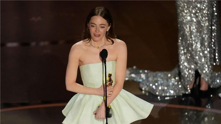 Hüller verpasst Oscar - „Oppenheimer“ großer Sieger Emma Stone nimmt den Preis für die beste Leistung einer Hauptdarstellerin entgegen.