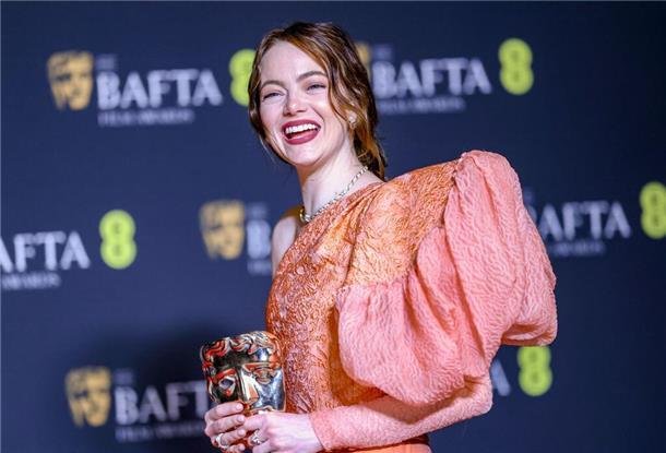 Baftas: „Oppenheimer“ räumt ab - Hüller geht leer aus Emma Stone wurde als beste Hauptdarstellerin für ihre Rolle in „Poor Things“ ausgezeichnet.
