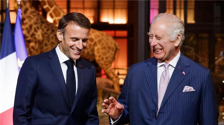 Au revoir mit Musik und Wein: Besuch der Royals endet Emmanuel Macron (l), Präsident von Frankreich, und König Charles III. von Großbritannien scheinen sich zu amüsieren.