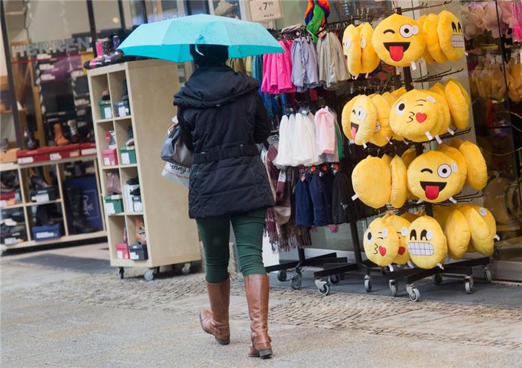 Mit der Grinsebacke ins Bett - Emojis zum Kuscheln Emojis sind nicht nur auf Smartphones, sondern mittlerweile auch in zahlreichen Schaufenstern zu sehen.