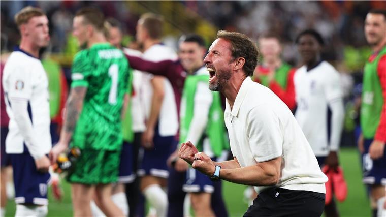 Abenteurer auf der Achterbahn: Southgate vor Happy End Emotionaler Ausbruch: Southgate feiert mit den Fans.