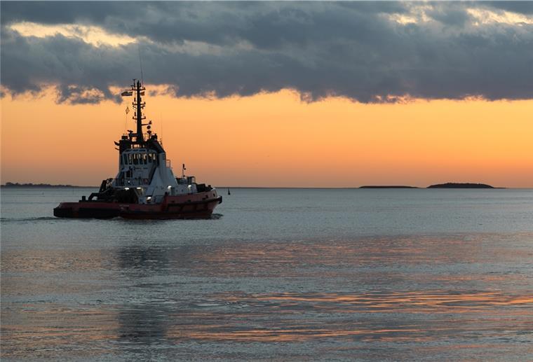 Gesucht wird der schönste Bremerhaven-Moment Emotionaler Hingucker: Auf dem Foto von Helmut Gross fährt ein Schlepper der Sonne entgegen. Aufnahmen wie diese werden gesucht.
