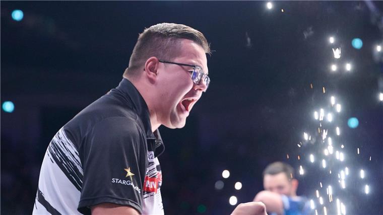 Mit blutender Hand: Van Veen jüngster Darts-Europameister Emotionaler Sieg gegen Humphries: Gian van Veen jubelt.