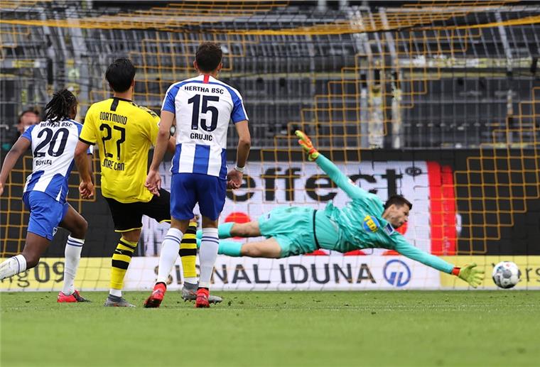 Dortmund festigt Tabellenplatz zwei Emre Can (2. von links) von Borussia Dortmund erzielt das Tor zum 1:0 gegen Torwart Rune Jarstein (rechts) von Hertha BSC.