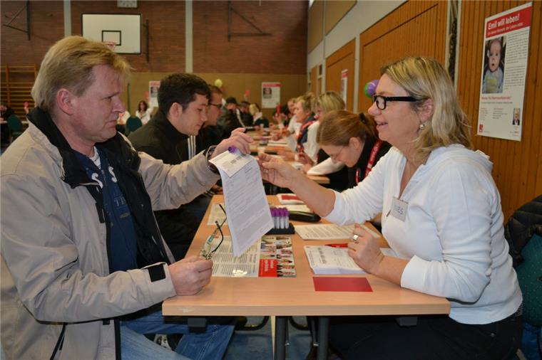 Lunestedt sucht Lebensretter En kleiner Pieks kann Leben retten. Über 2209 potenzielle Knochenmarkspender ließen sich am Sonntag bei der Aktion für Emil in Lunestedt in die Datei aufnehmen. Foto Hansen