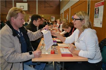 En kleiner Pieks kann Leben retten. Über 2209 potenzielle Knochenmarkspender ließen sich am Sonntag bei der Aktion für Emil in Lunestedt in die Datei aufnehmen. Foto Hansen