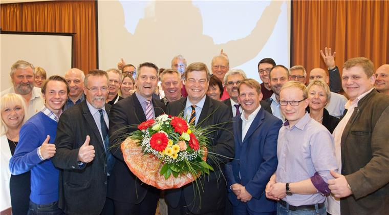 Sieger im Cuxland: Enak Ferlemann (CDU) löst das Berlin-Ticket Enak Ferlemann strahlt im Kreise seiner Parteifreunde.