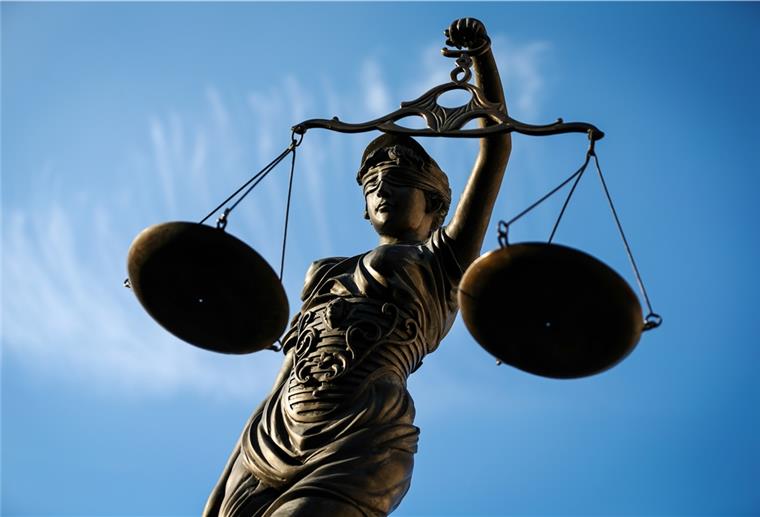 Bewaffneter Drogenhandel: Nordenhamer muss ins Gefängnis Ende 2020 das Landgericht Oldenburg einen 30-jährigen Nordenhamer wegen bewaffneten Handelns mit Drogen zu drei Jahren Gefängnis verurteilt. Dieses Urteil hat der Bundesgerichtshof am Mittwoch bestätigt.