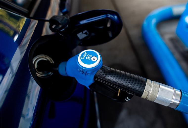 Kraftstoff in Deutschland teurer als in allen EU-Nachbarländern Eine Zapfpistole mit der Aufschrift "Super 95" steckt an einer Tankstelle in der Tanköffnung eines Fahrzeugs.