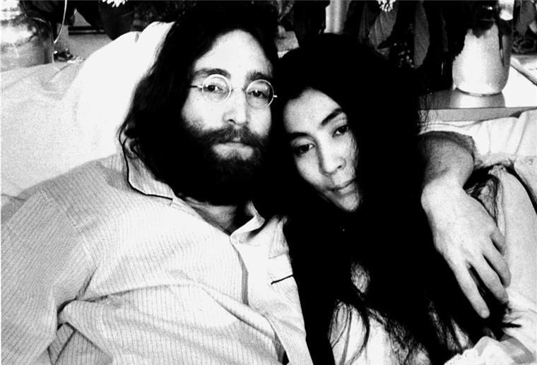 Radiosender in Europa spielen gleichzeitig „Give Peace A Chance“ John Lennon und seine Frau, die japanische Künstlerin Yoko Ono, geben aus einem Bett in Montreal (Kanada) eine Pressekonferenz unter dem Motto "Make love, not war"