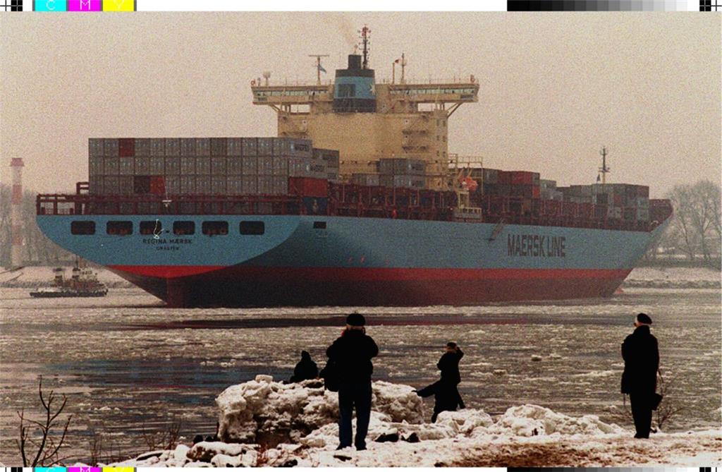 Ende der 80er Jahre bauten deutsche Werften die ersten Containerschiffe mit 4500 TEU Tragfähigkeit, die nicht mehr durch den Panama-Kanal passten. Einen weiteren Sprung gab es 1996 mit der &quot;Regina Maersk&quot;, die erstmals länger als 300 Meter war und 43 Meter breit. Sie konnte 7000 TEU tragen. Heute sind die größten Schiffe um die 400 Meter lang und 59 Meter breit und tragen ungefähr 19 000 TEU. Damit ist nach Ansicht von Experten das Ende der Fahnenstange erreicht. Noch größere Schiffe lohnen nicht und vergrößern die wirtschaftlichen Risiken.