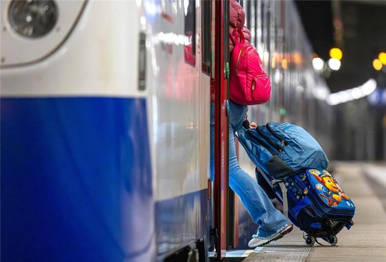 Busse ersetzen Züge zwischen Bremen und Hude Eine Frau mit Koffern steigt in einen Regiozug von Nordwestbahn