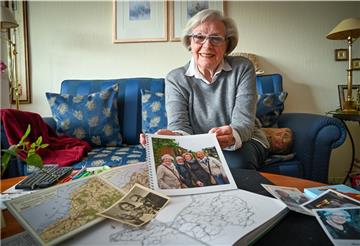 Ende Januar 1945 flüchtete Christa Bonnkes Familie aus Pommern nach Westen. Mit Fotos und Karten erzählt sie ihre Geschichte.